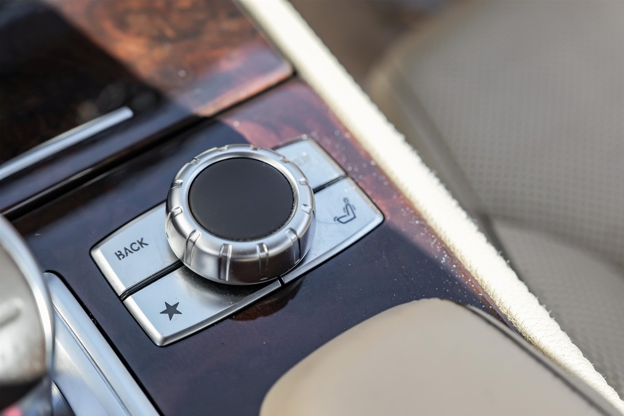 Mercedes-Benz SL 400 Vehicle Main Gallery Image 24