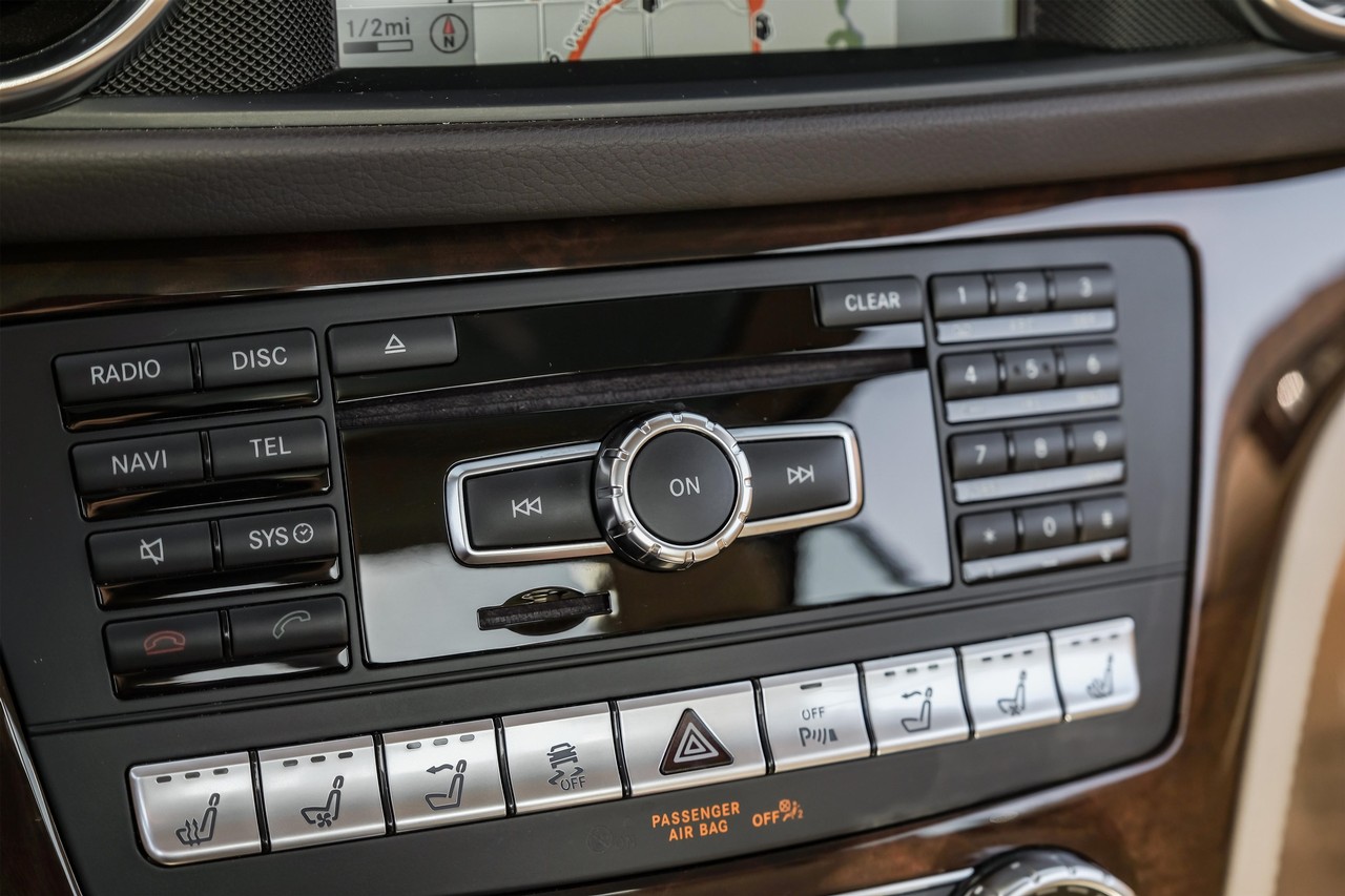 Mercedes-Benz SL 400 Vehicle Main Gallery Image 25