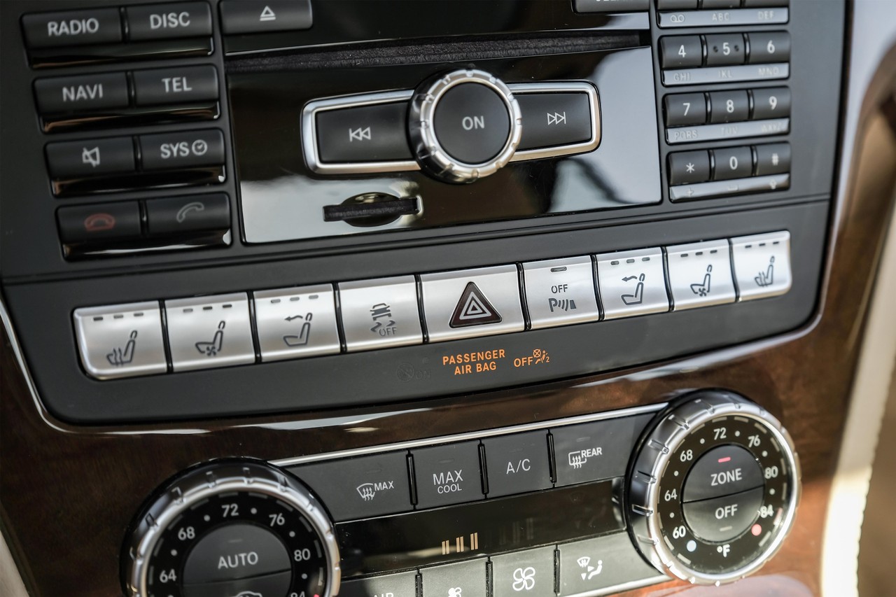 Mercedes-Benz SL 400 Vehicle Main Gallery Image 26