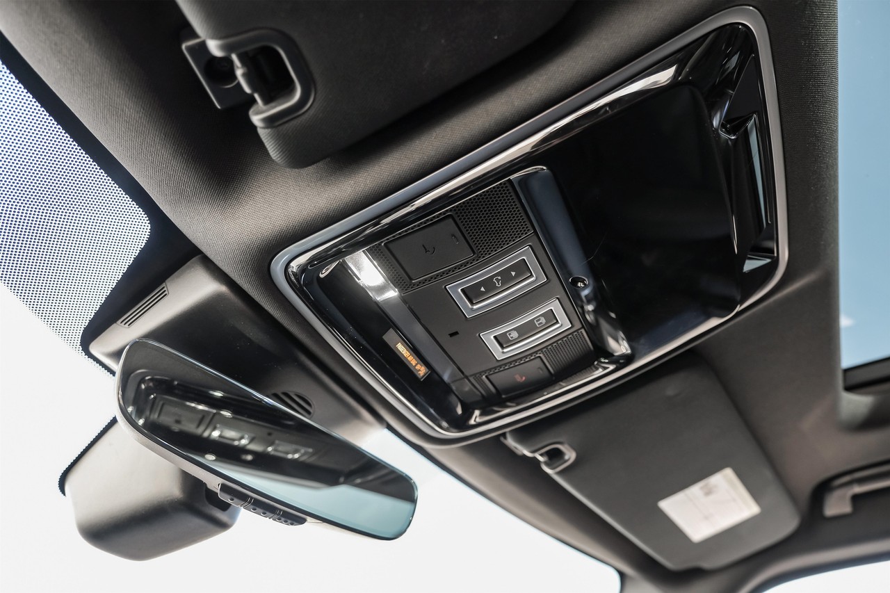 Land Rover Range Rover Sport Vehicle Main Gallery Image 23