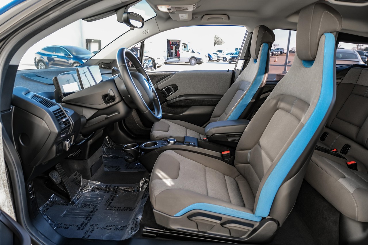 BMW i3 Vehicle Main Gallery Image 04