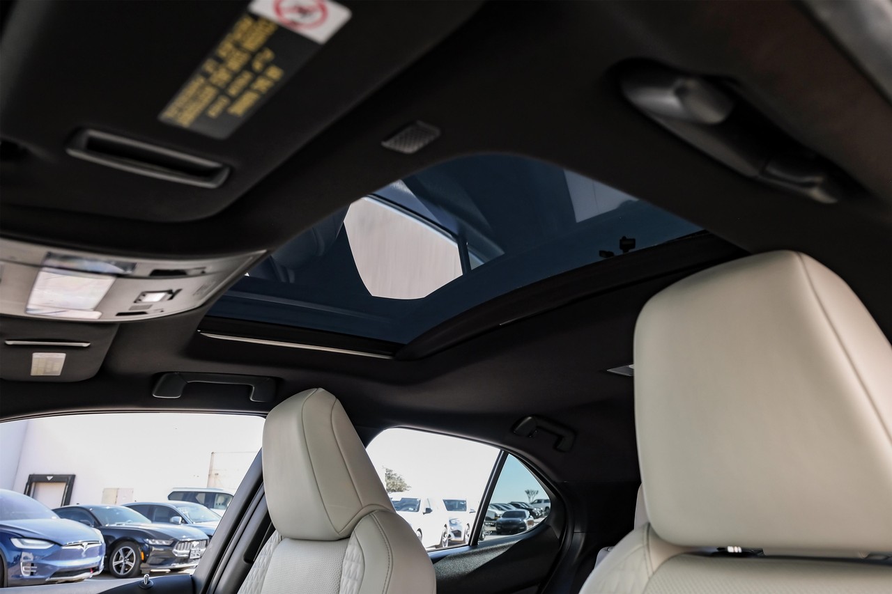 Lexus UX Vehicle Main Gallery Image 04