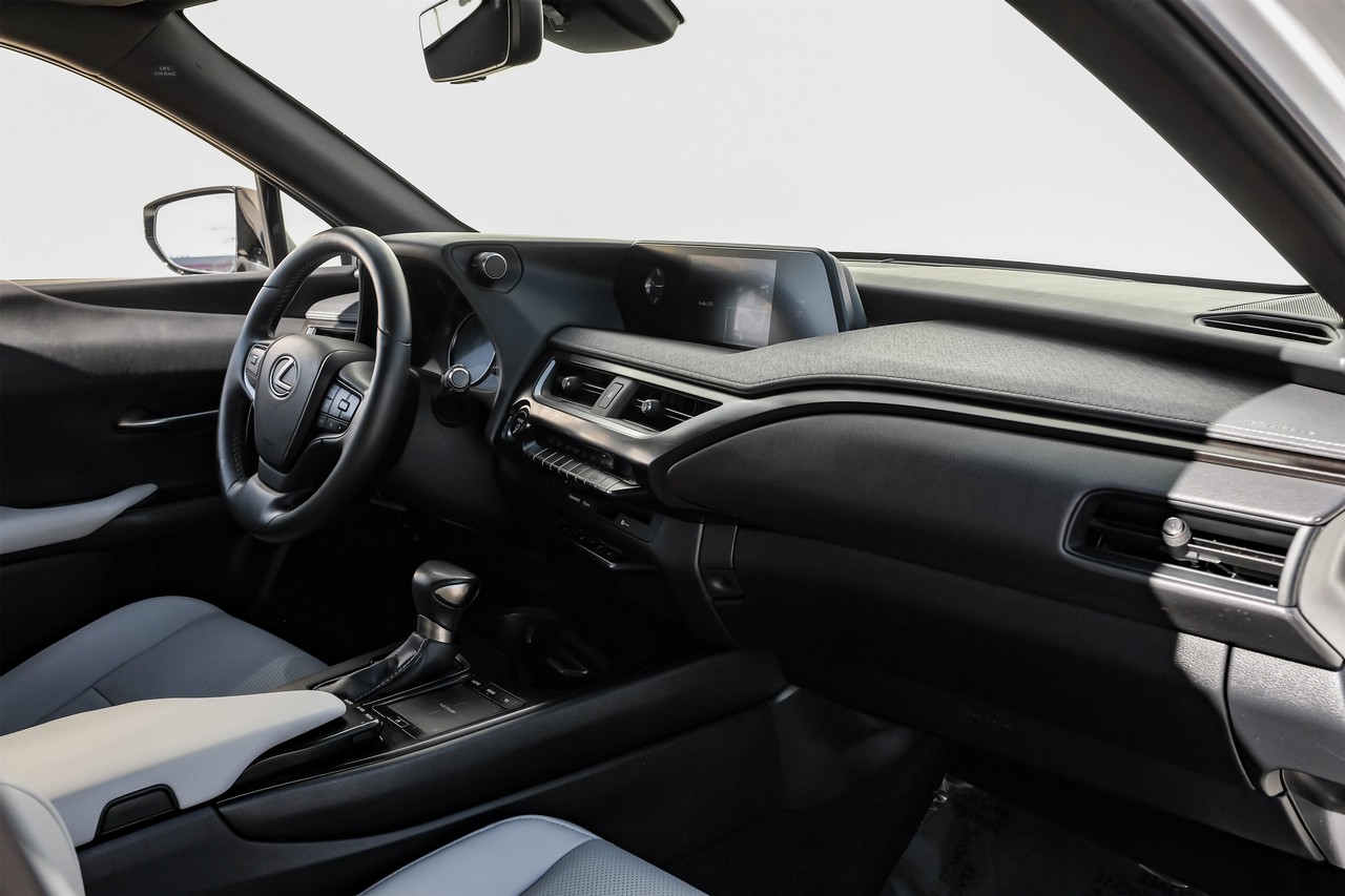 Lexus UX Vehicle Main Gallery Image 14