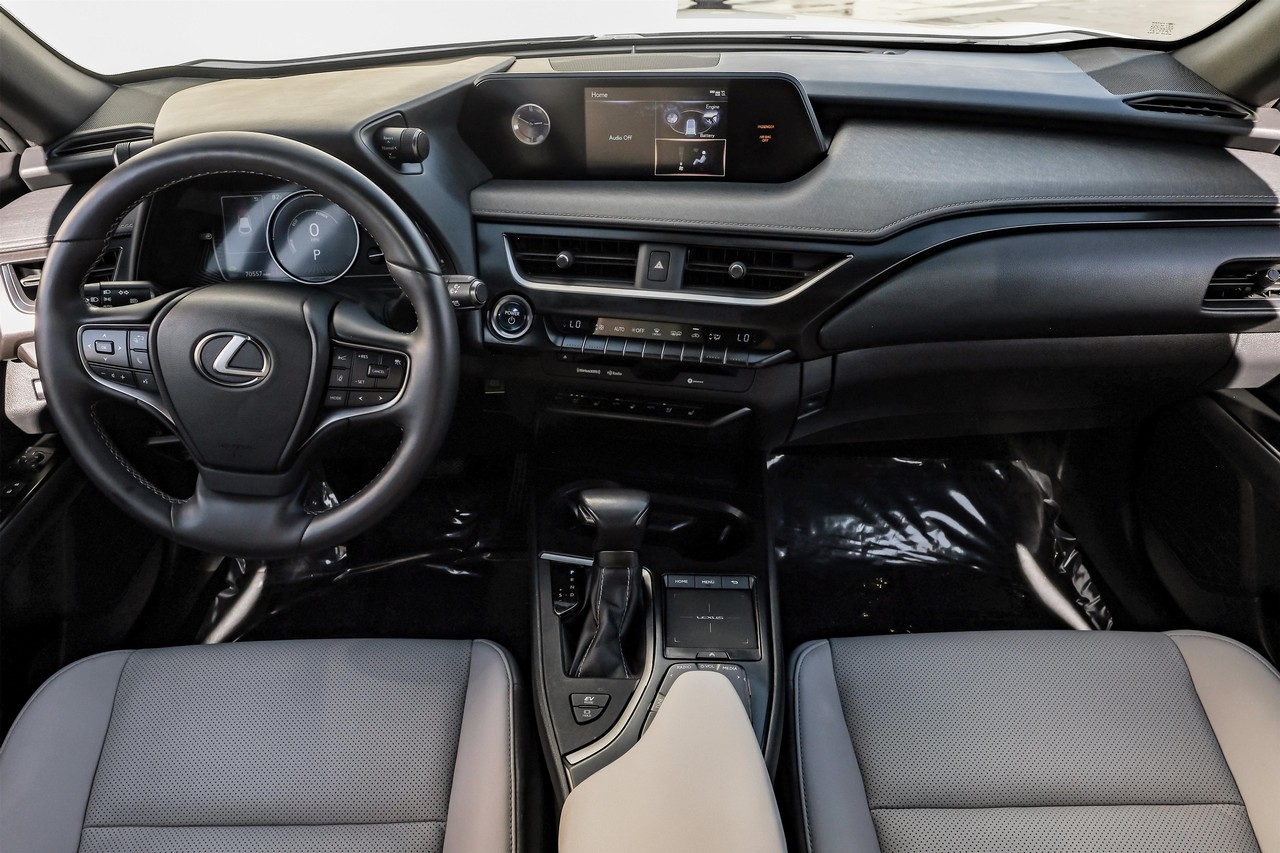 Lexus UX Vehicle Main Gallery Image 15