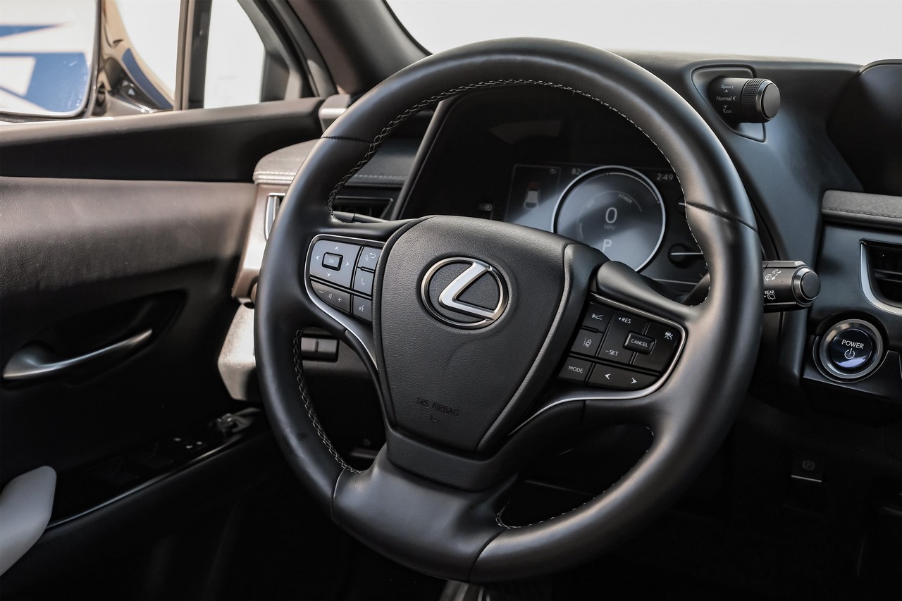 Lexus UX Vehicle Main Gallery Image 18