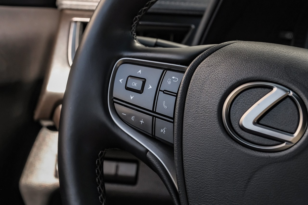 Lexus UX Vehicle Main Gallery Image 19