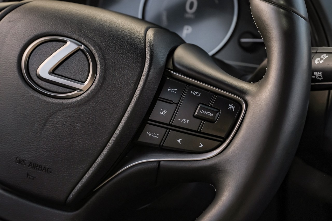 Lexus UX Vehicle Main Gallery Image 20