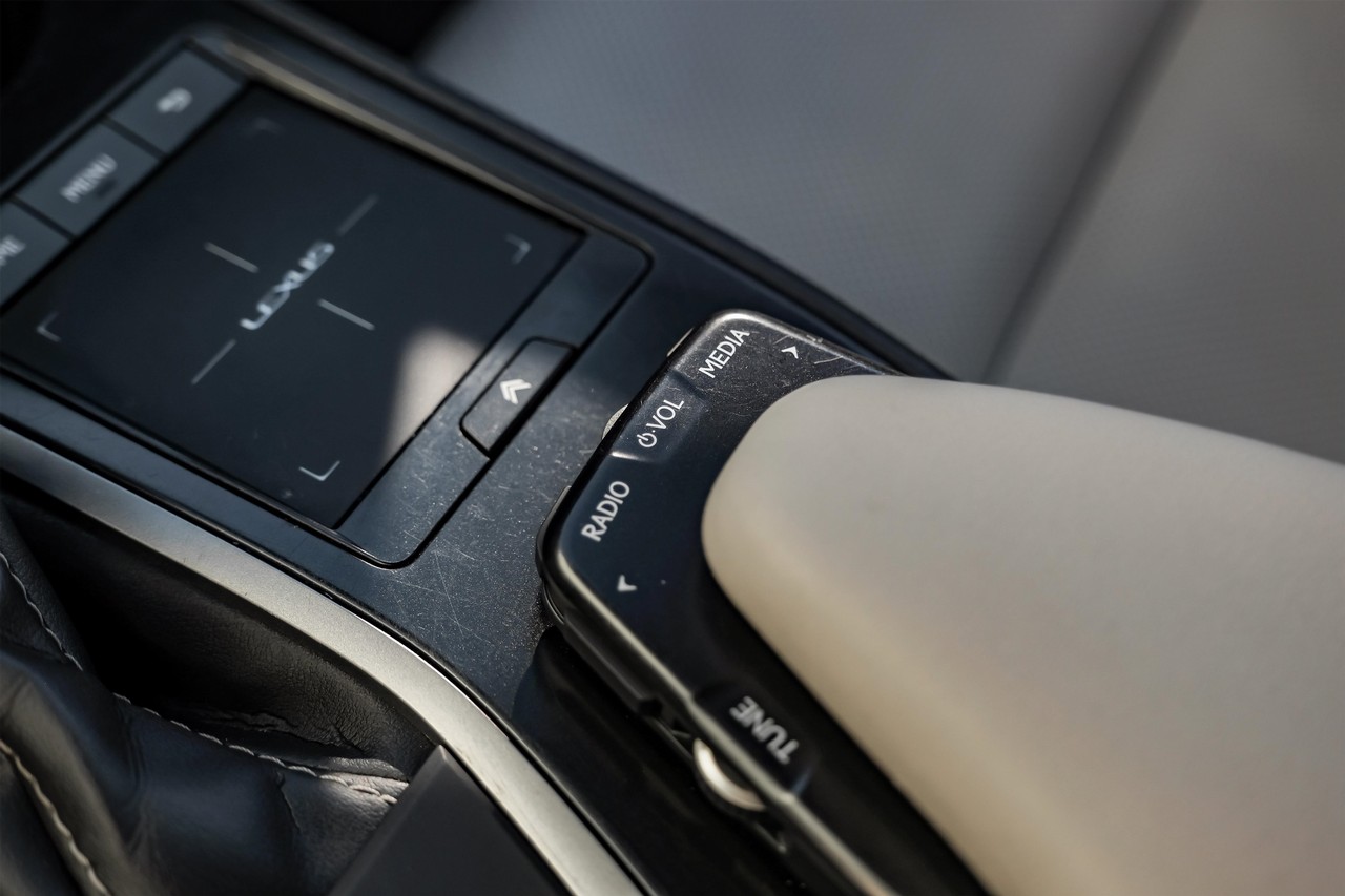 Lexus UX Vehicle Main Gallery Image 24