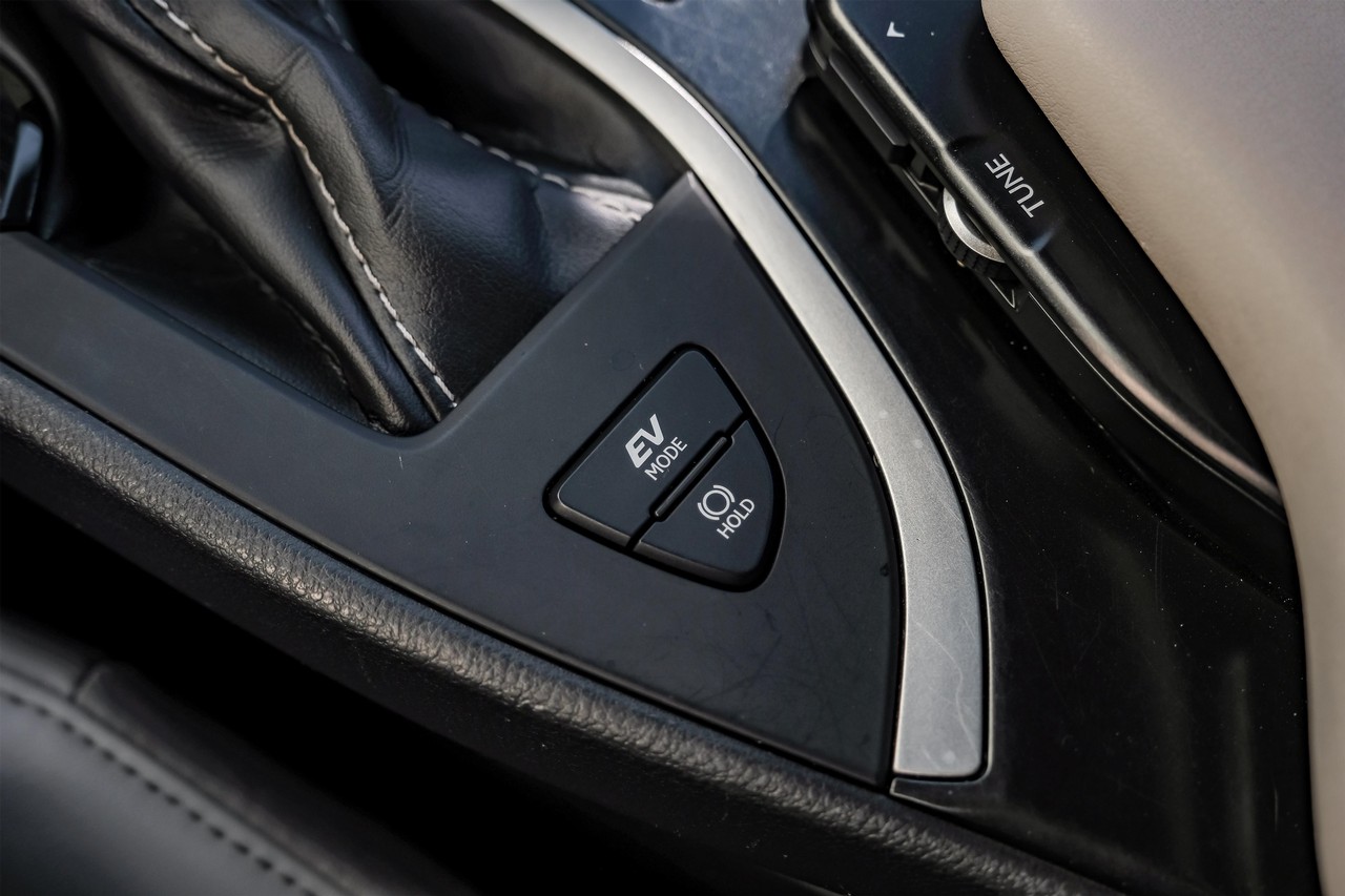 Lexus UX Vehicle Main Gallery Image 25