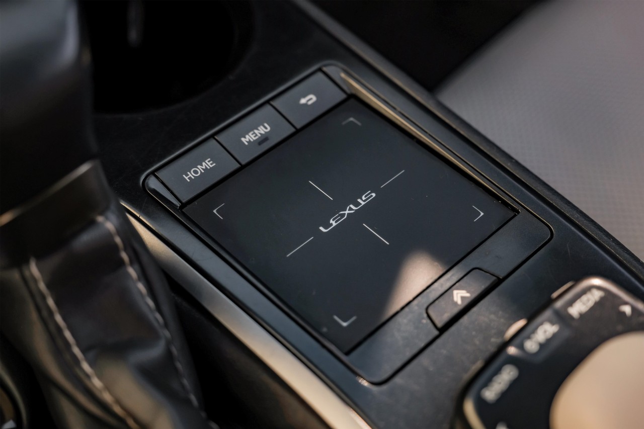 Lexus UX Vehicle Main Gallery Image 26