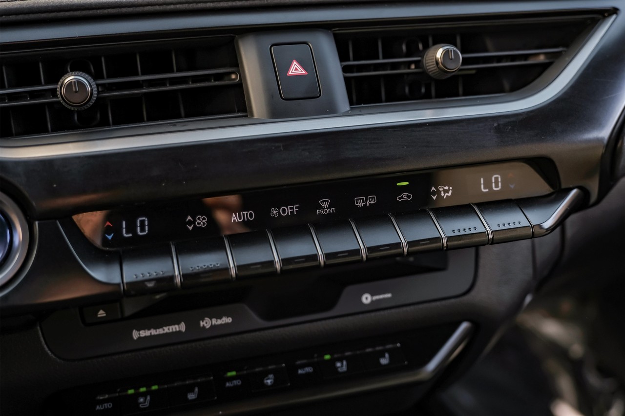 Lexus UX Vehicle Main Gallery Image 31