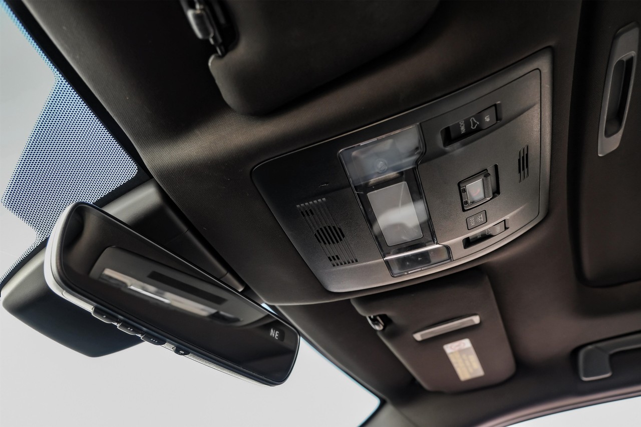 Lexus UX Vehicle Main Gallery Image 33