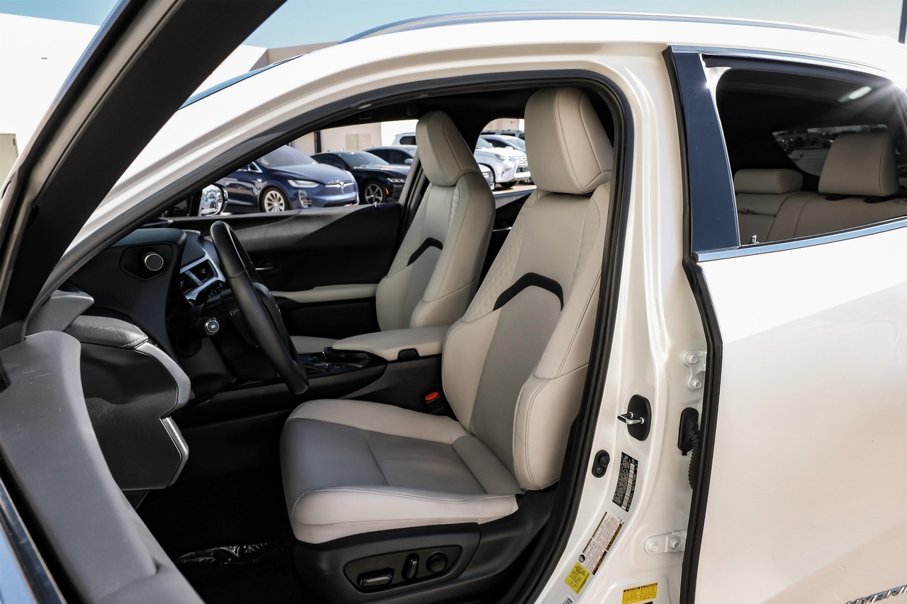 Lexus UX Vehicle Main Gallery Image 34