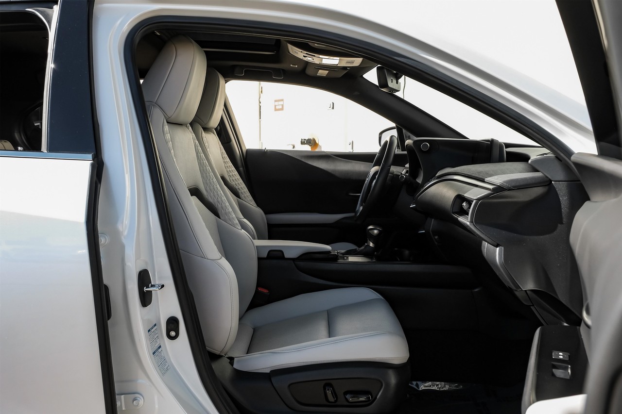 Lexus UX Vehicle Main Gallery Image 35