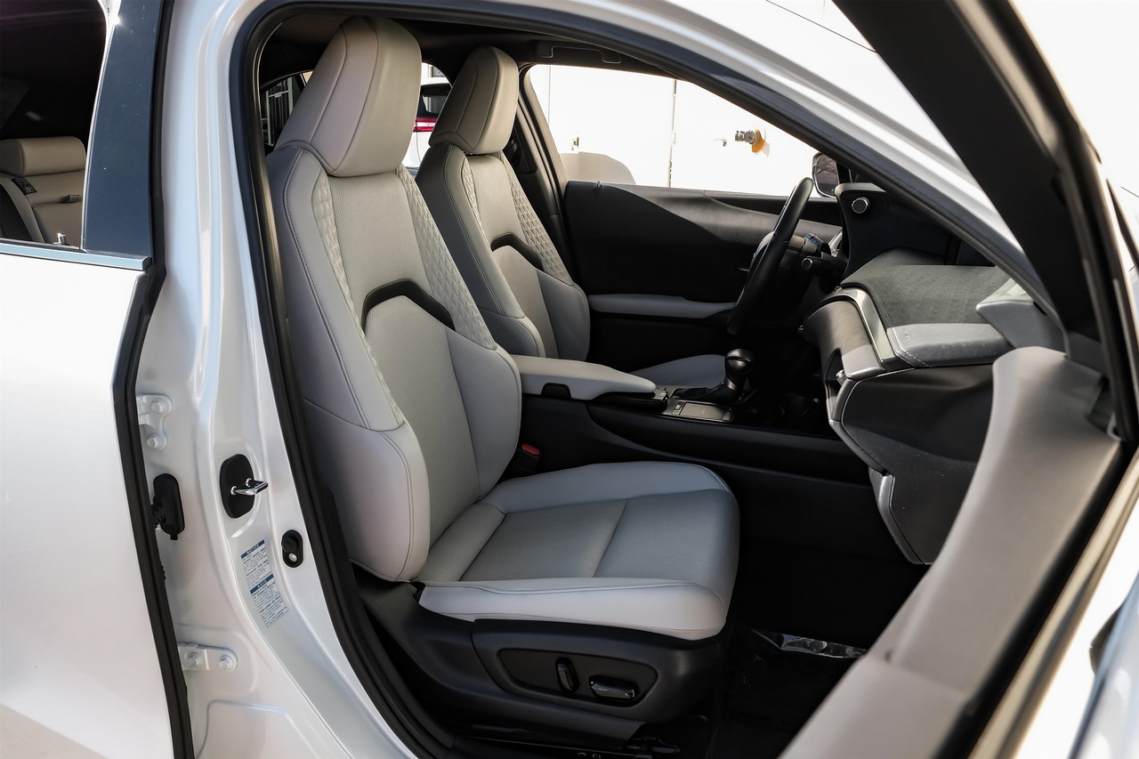 Lexus UX Vehicle Main Gallery Image 36