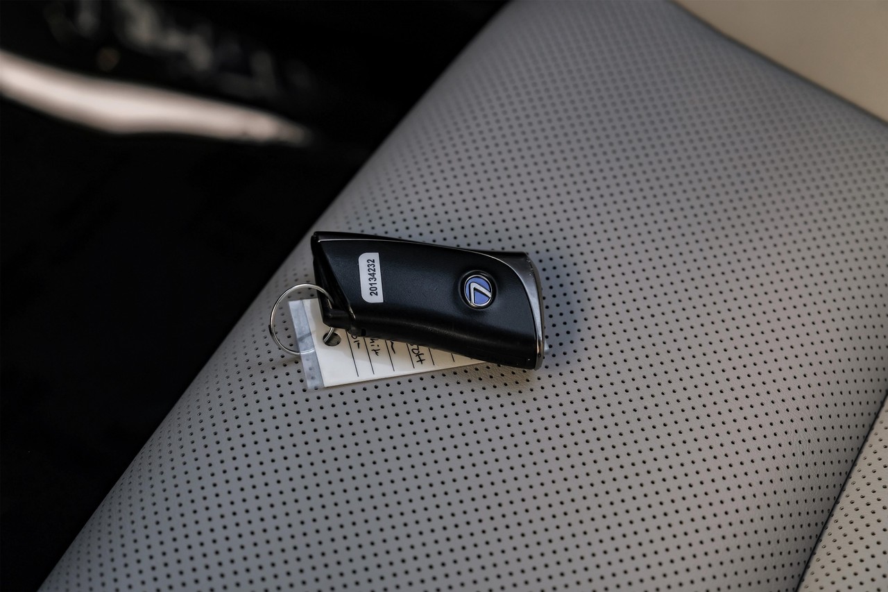 Lexus UX Vehicle Main Gallery Image 54