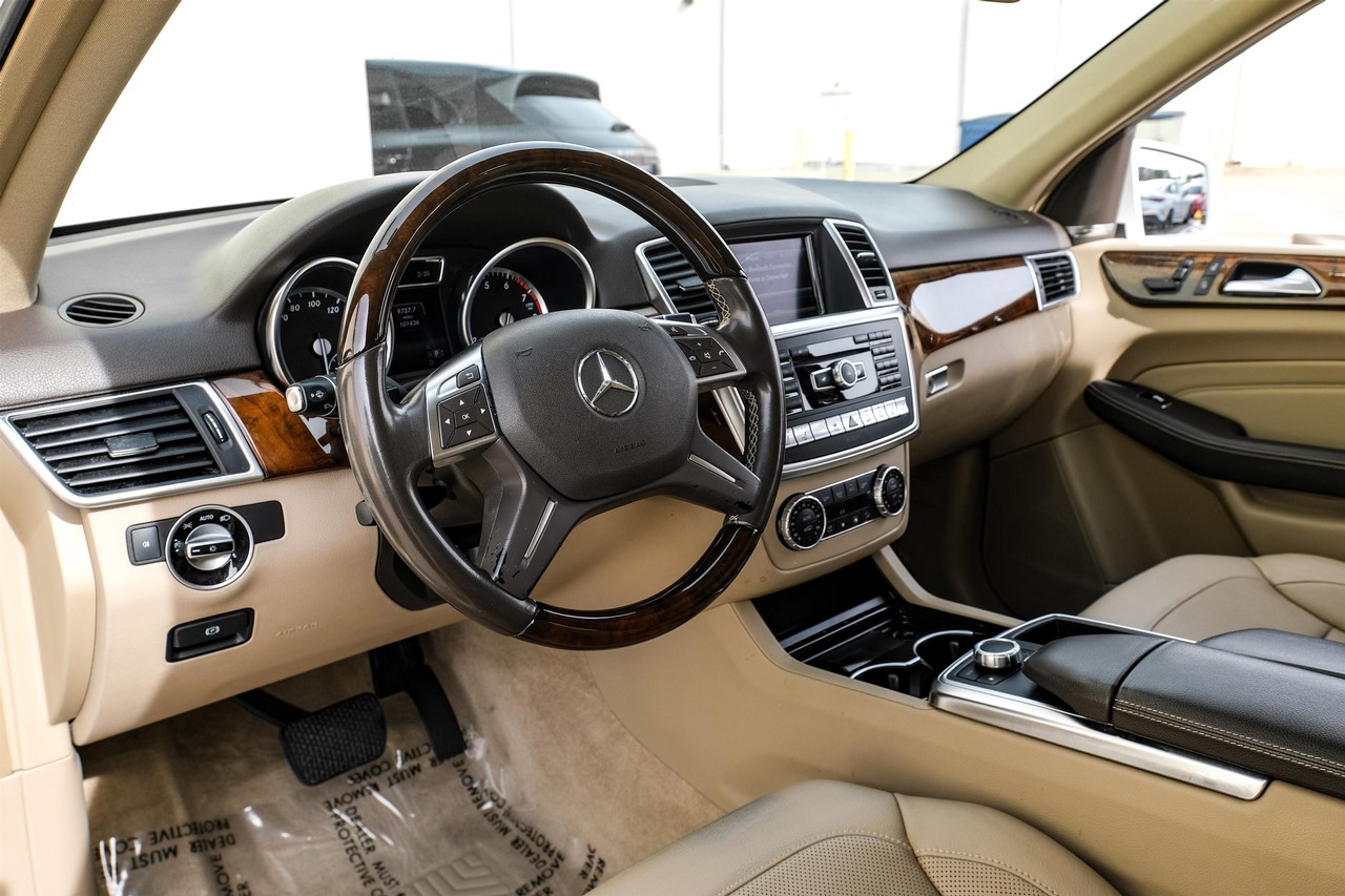 Mercedes-Benz ML 350 Vehicle Main Gallery Image 03