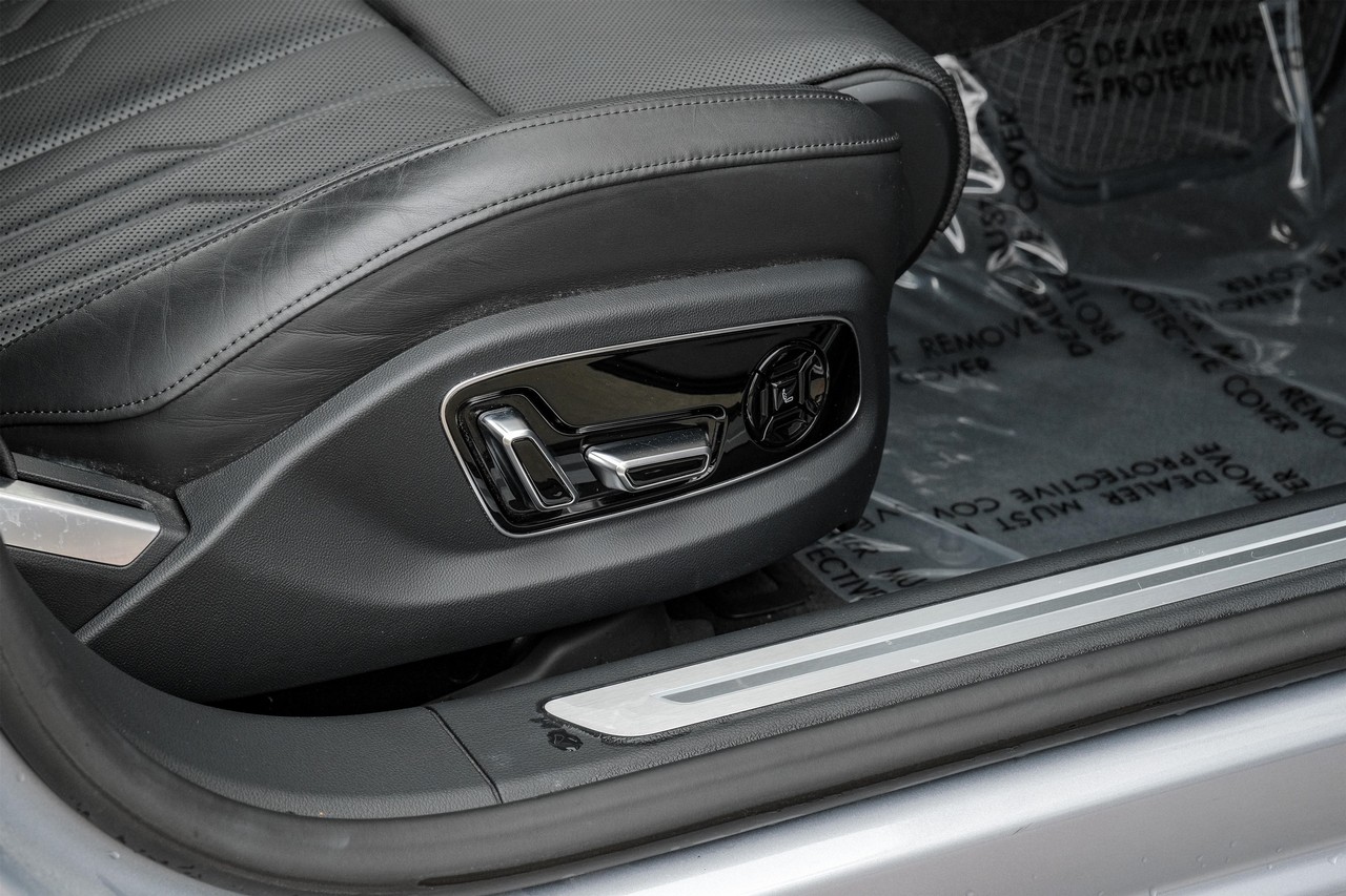 Audi A8 Vehicle Main Gallery Image 46