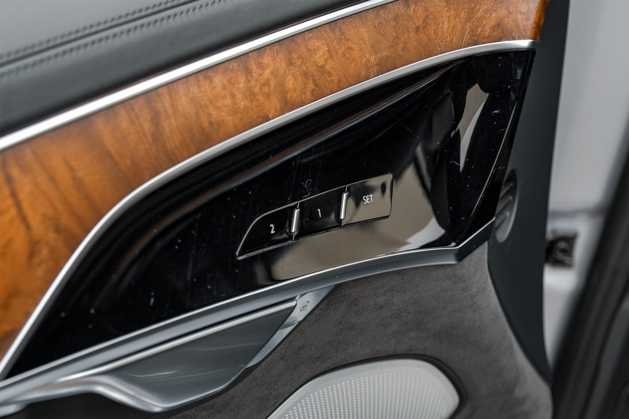 Audi A8 Vehicle Main Gallery Image 57