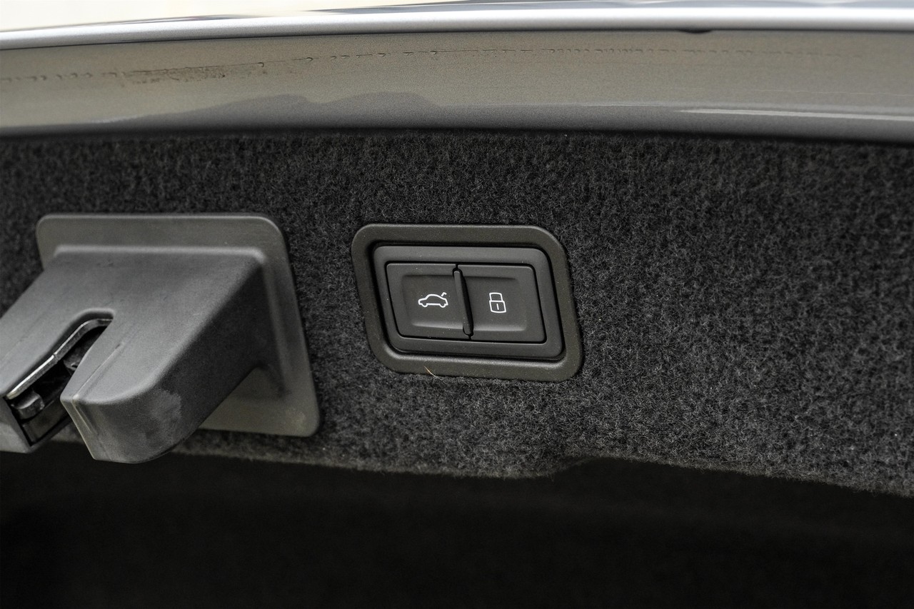 Audi A8 Vehicle Main Gallery Image 72