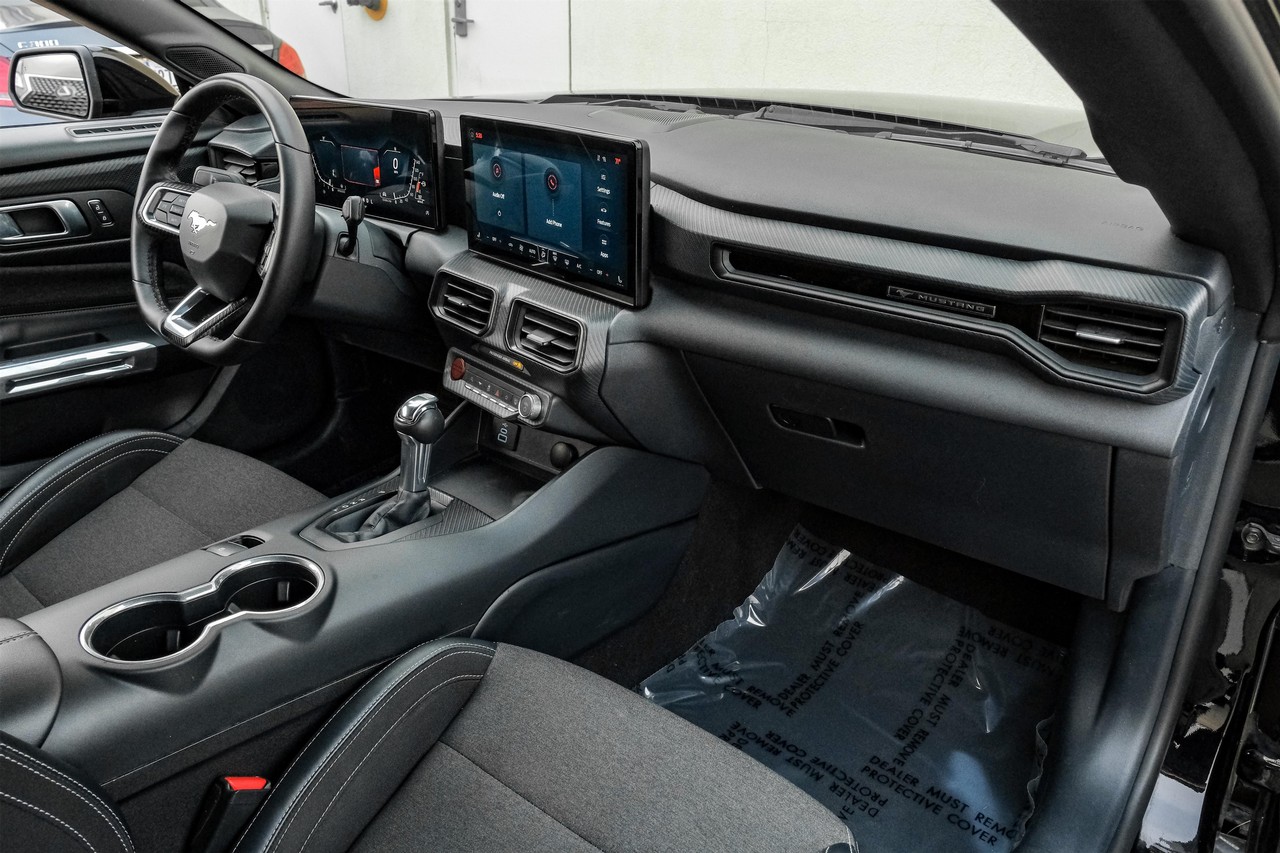 Ford Mustang Vehicle Main Gallery Image 12