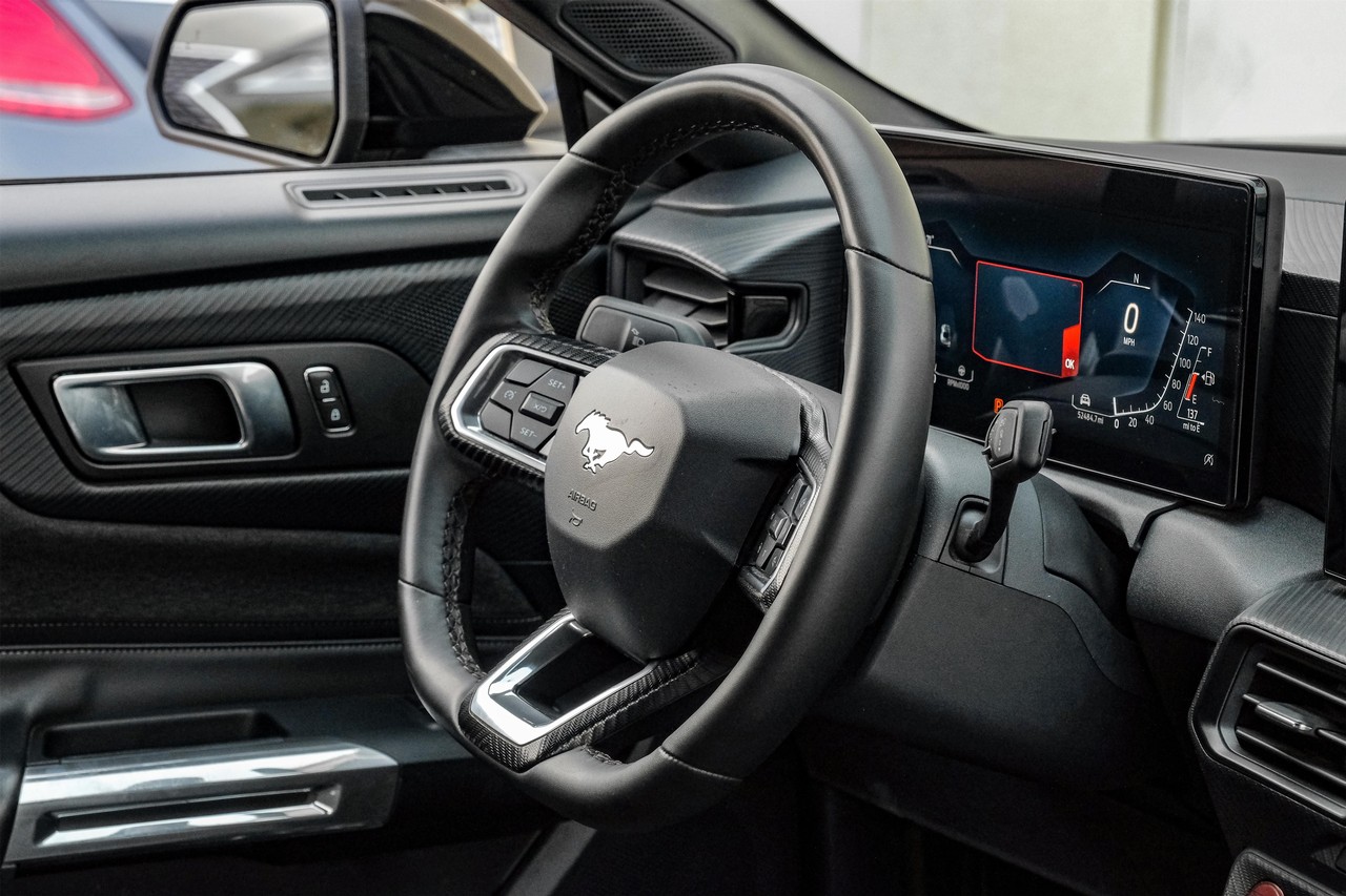 Ford Mustang Vehicle Main Gallery Image 13