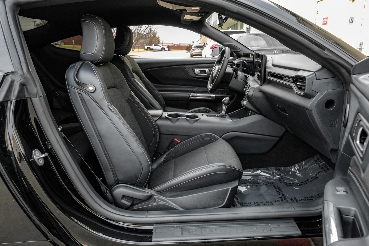 Ford Mustang Vehicle Main Gallery Image 34