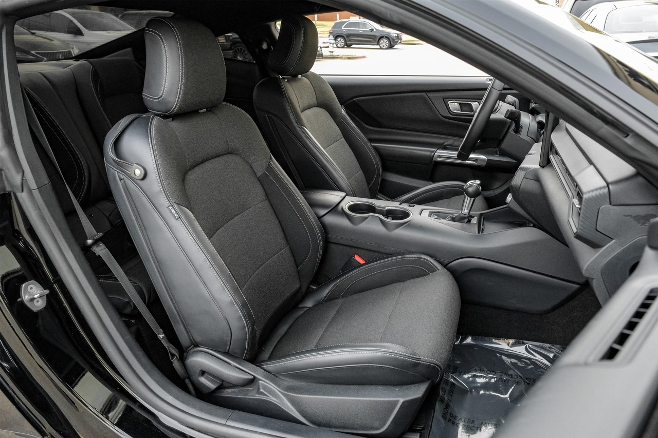 Ford Mustang Vehicle Main Gallery Image 35