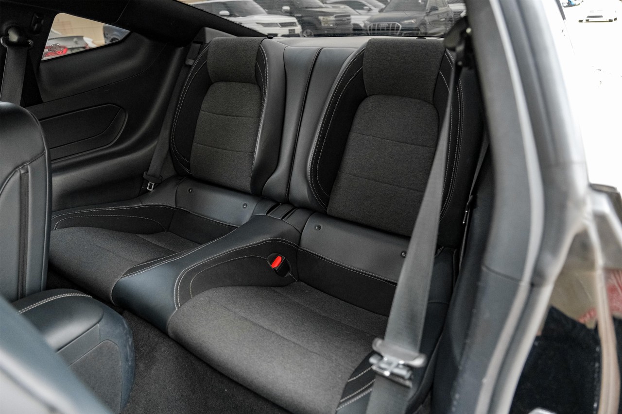 Ford Mustang Vehicle Main Gallery Image 37