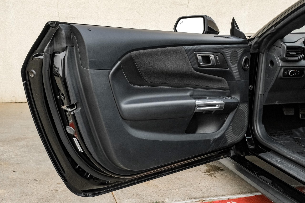 Ford Mustang Vehicle Main Gallery Image 40