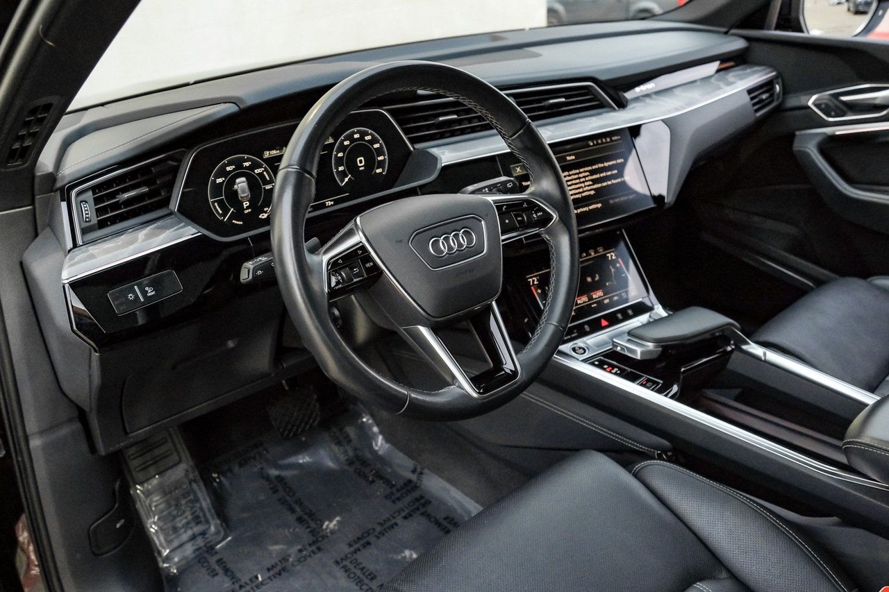 Audi e-tron Vehicle Main Gallery Image 03