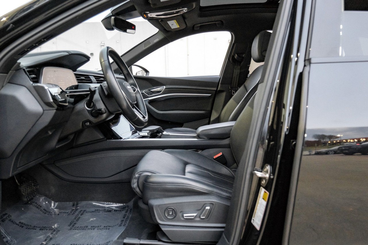 Audi e-tron Vehicle Main Gallery Image 04