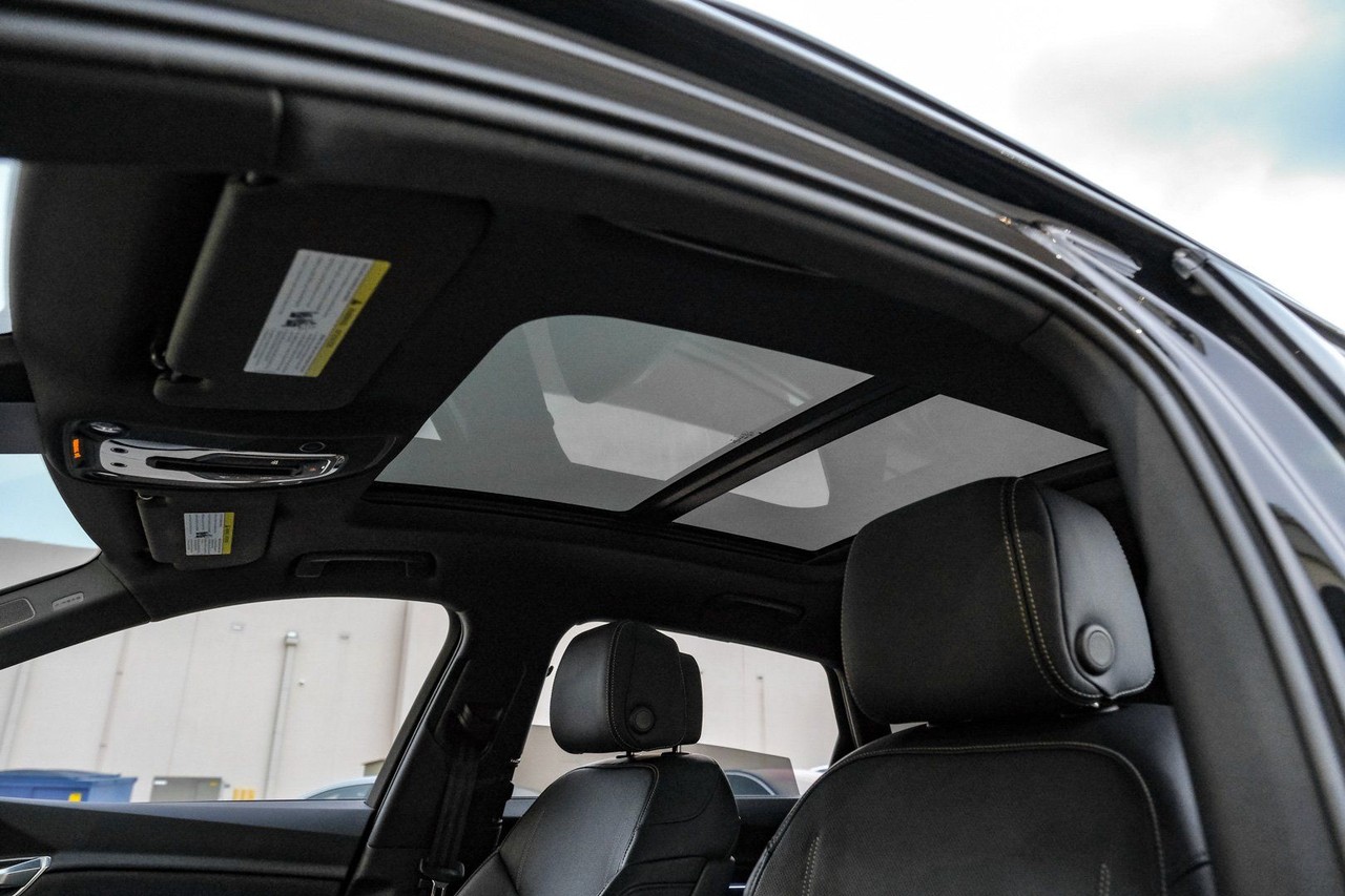 Audi e-tron Vehicle Main Gallery Image 05