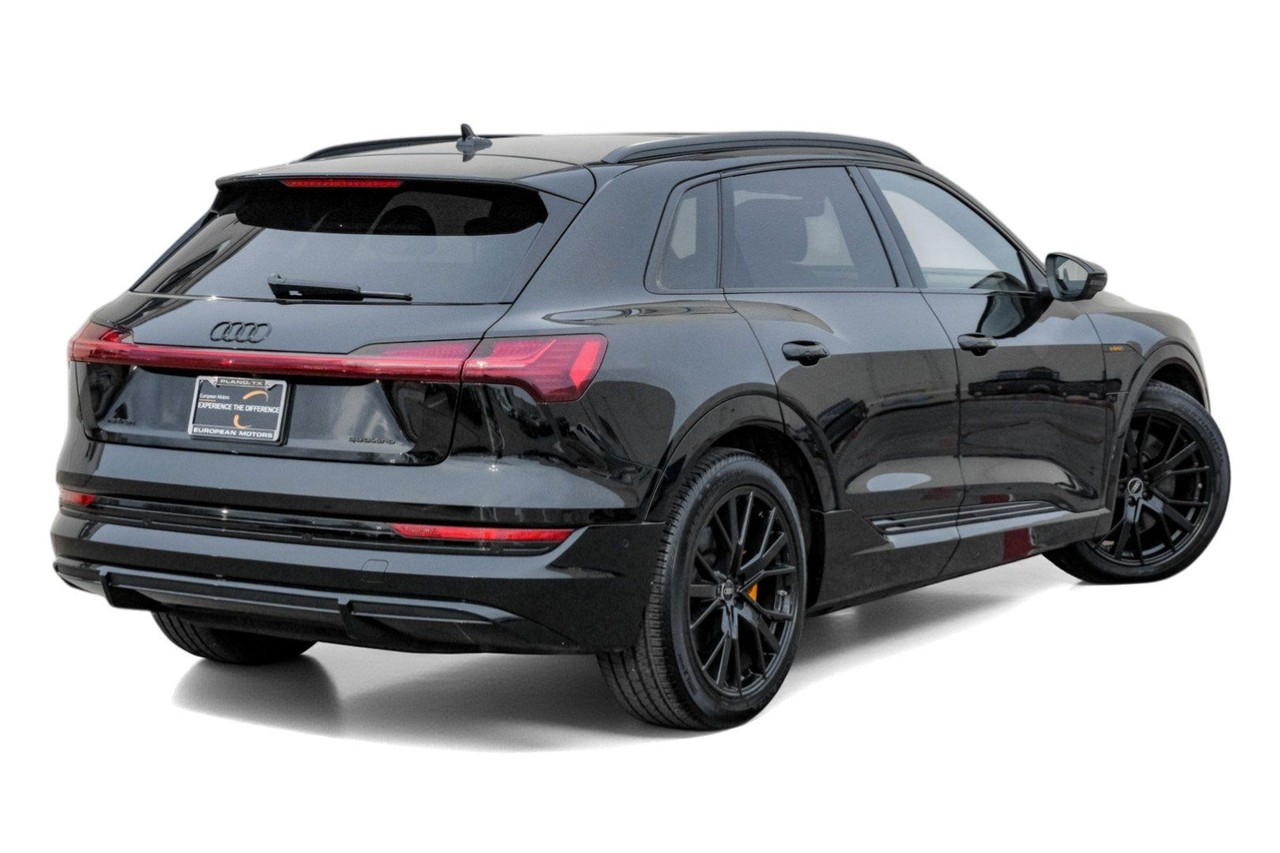 Audi e-tron Vehicle Main Gallery Image 09