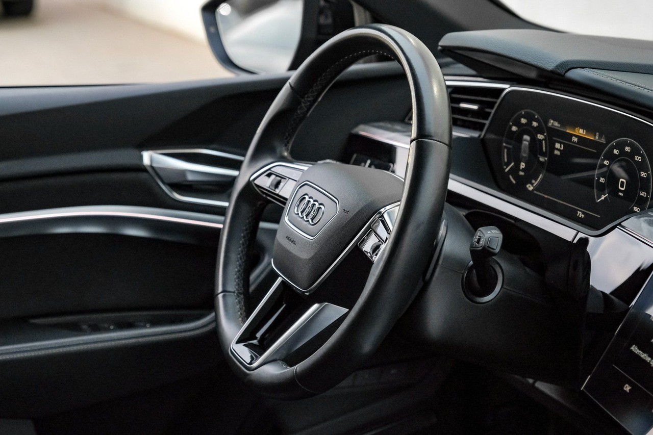 Audi e-tron Vehicle Main Gallery Image 14