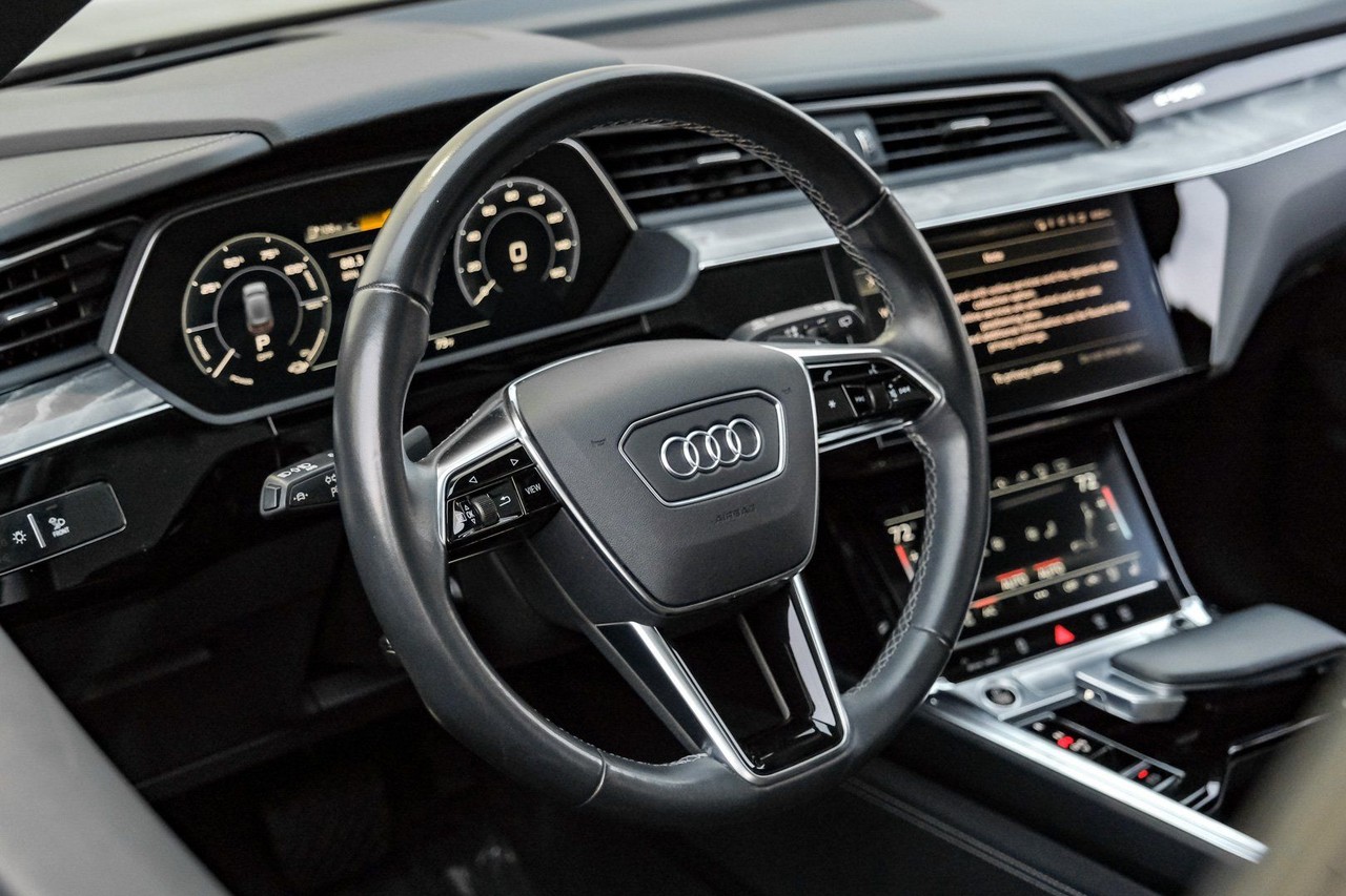 Audi e-tron Vehicle Main Gallery Image 16