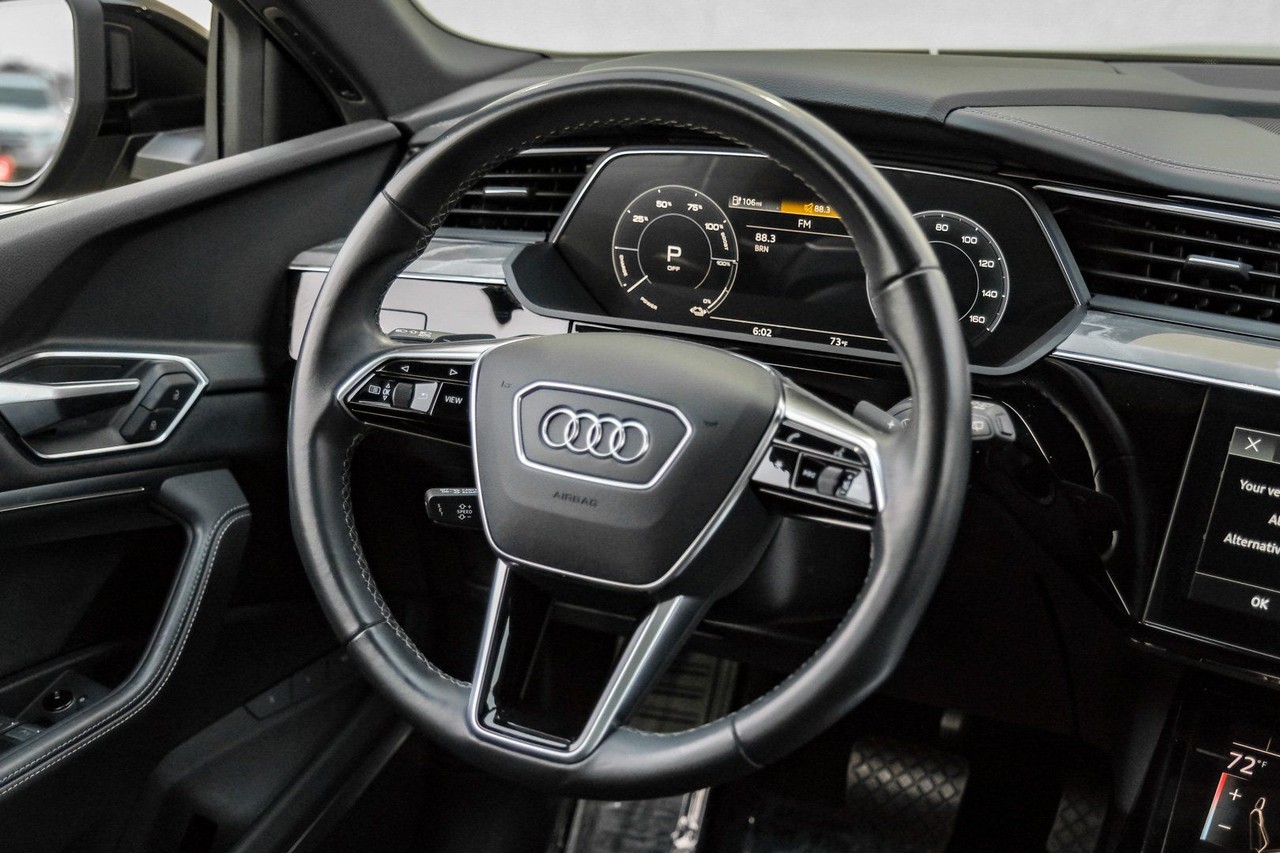 Audi e-tron Vehicle Main Gallery Image 17