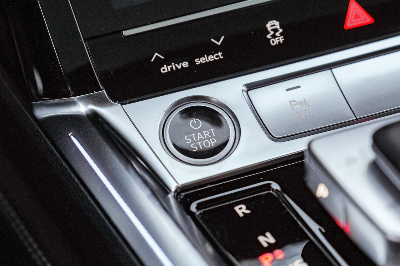 Audi e-tron Vehicle Main Gallery Image 24