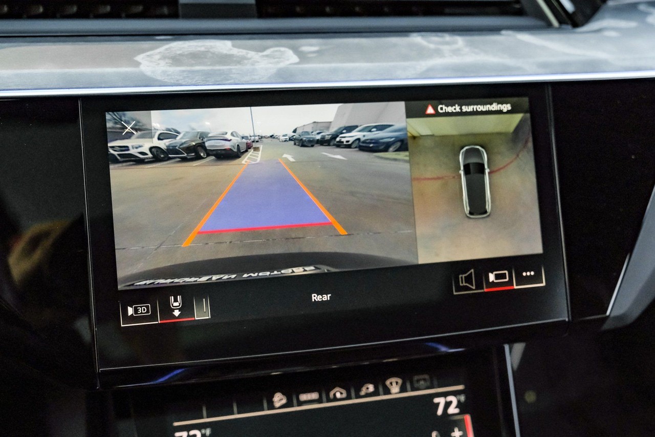 Audi e-tron Vehicle Main Gallery Image 25