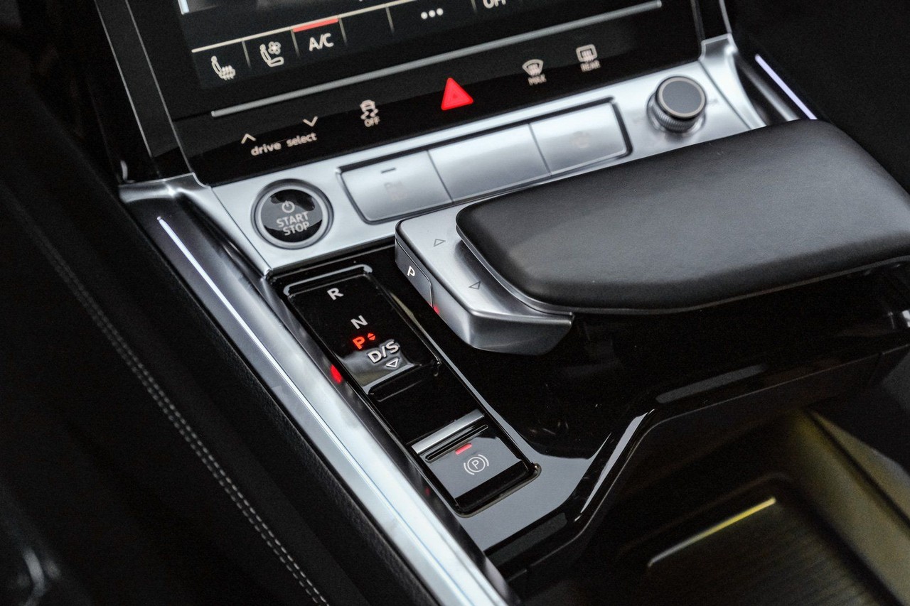 Audi e-tron Vehicle Main Gallery Image 27