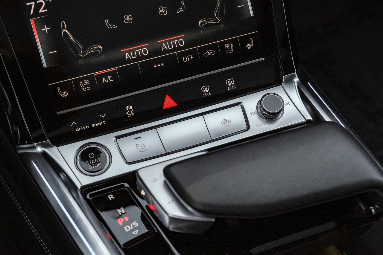 Audi e-tron Vehicle Main Gallery Image 28