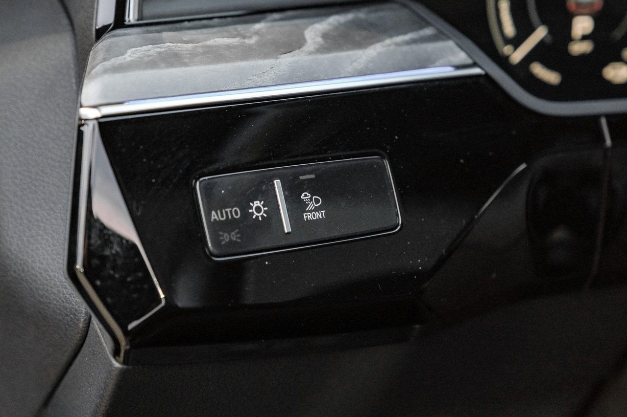 Audi e-tron Vehicle Main Gallery Image 29