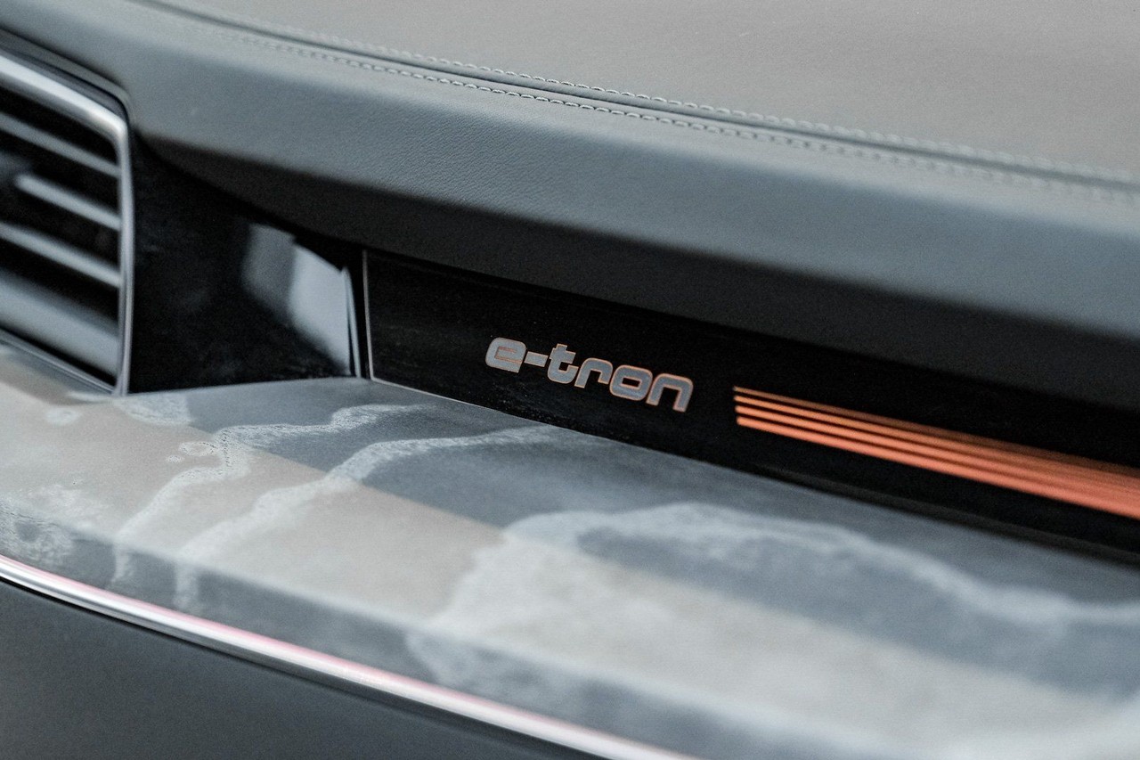 Audi e-tron Vehicle Main Gallery Image 32