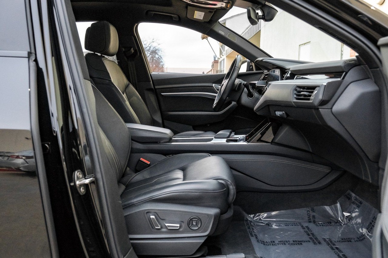 Audi e-tron Vehicle Main Gallery Image 42