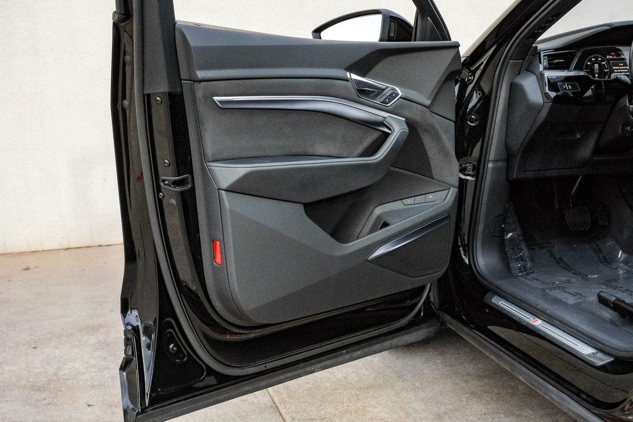 Audi e-tron Vehicle Main Gallery Image 51