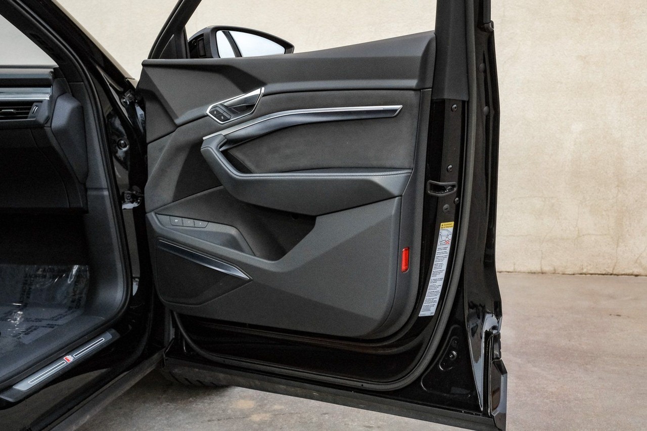 Audi e-tron Vehicle Main Gallery Image 54