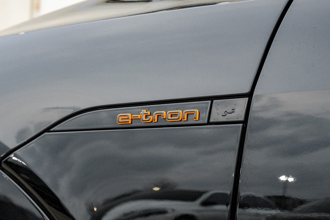 Audi e-tron Vehicle Main Gallery Image 59
