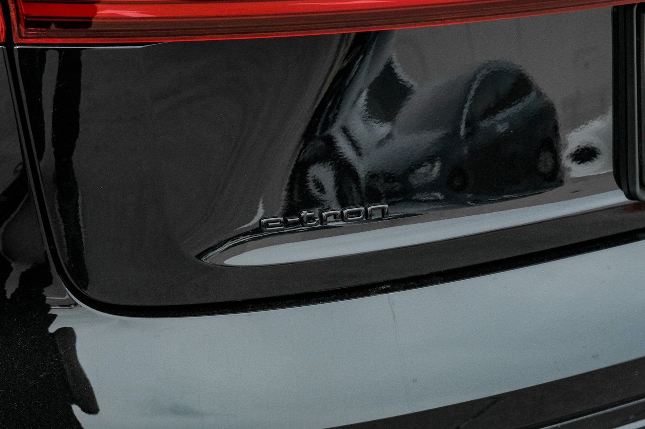 Audi e-tron Vehicle Main Gallery Image 60