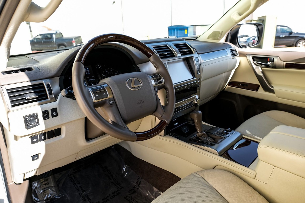 Lexus GX 460 Vehicle Main Gallery Image 03