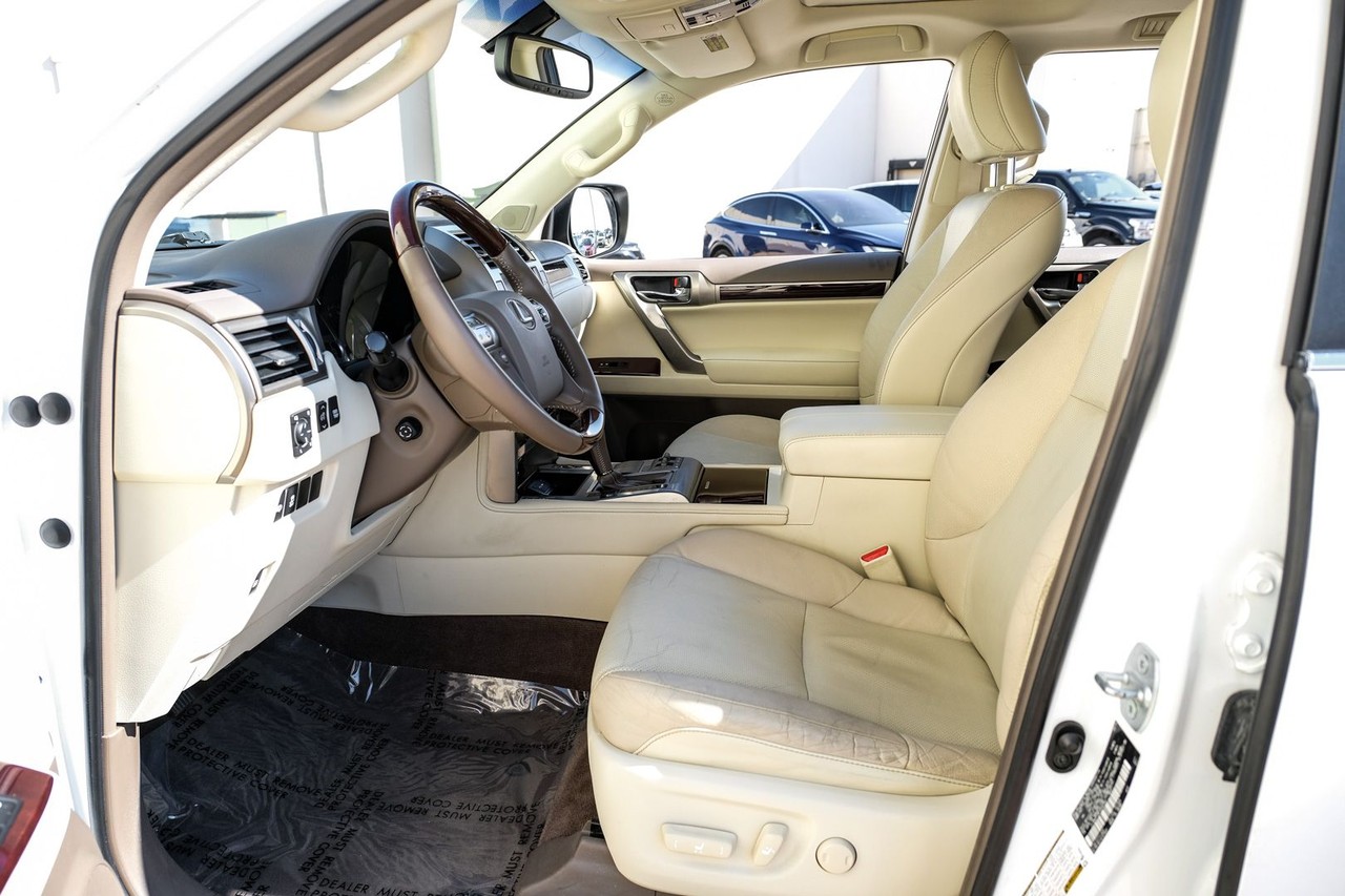 Lexus GX 460 Vehicle Main Gallery Image 04